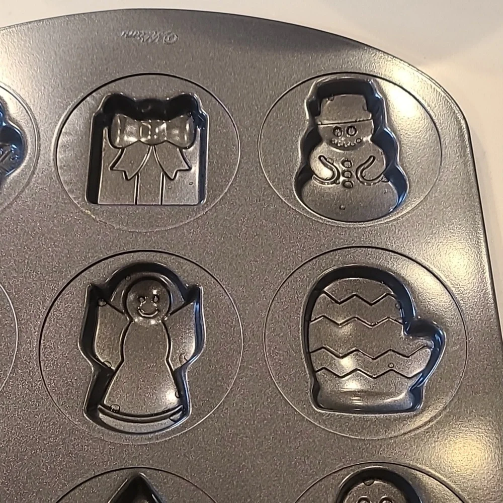 Like New Wilton Christmas Shape Cupcake tin